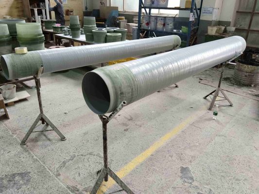 Saldatura a poppa di tubi in fibra di vetro di grande diametro per impianti chimici